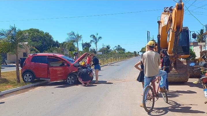 Motorista se distrai enquanto conversa com passageira e colide com PC