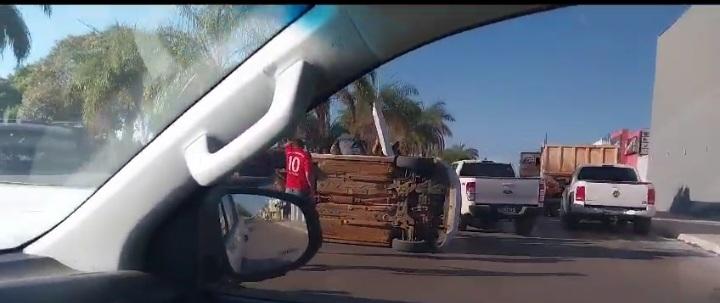 Colisão entre veiculos deixa carro tombado