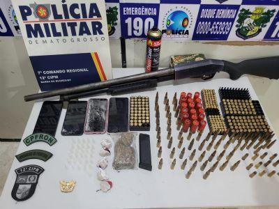 APÓS DENÚNCIA: Mulher é presa por distribuir armas e drogas para organização criminosa em MT; adolescentes são apreendidos