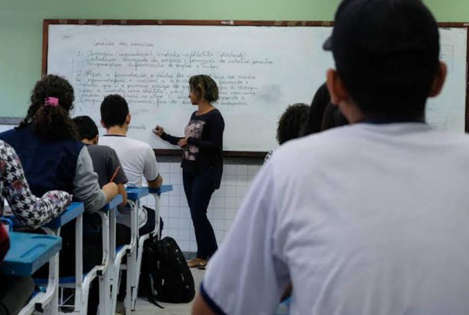 Governo cria poupança para manter estudantes de baixa renda no Ensino Médio