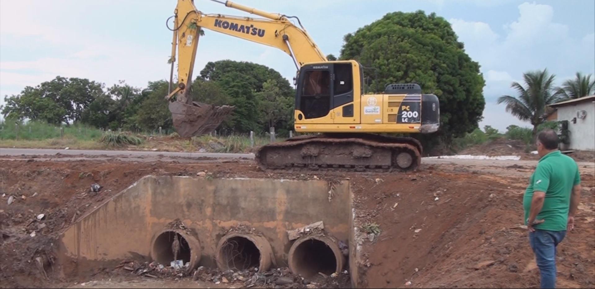 Vias pluviais  são limpas novamente pelos colaboradores da Prefeitura Municipal de Querência