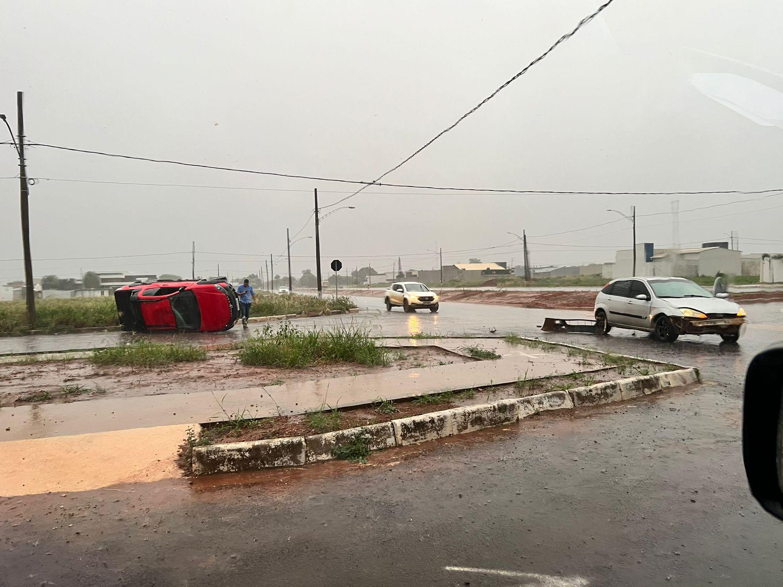 Acidente na Avenida Fredolino deixa carro capotado.