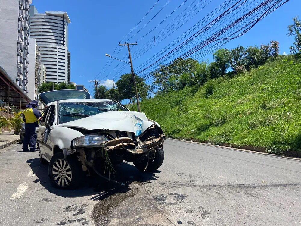 Policial penal morre após passar mal e carro despencar de avenida em Cuiabá; vídeo