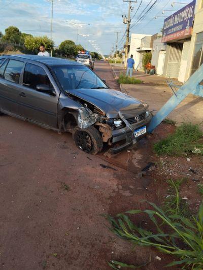 Polícia Militar prende motorista embriagado que colidiu com poste em Vila Rica