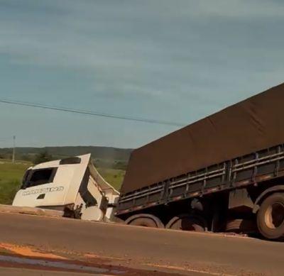 Caminhão cai em barranco na BR-158 próximo à Confresa; veja vídeo