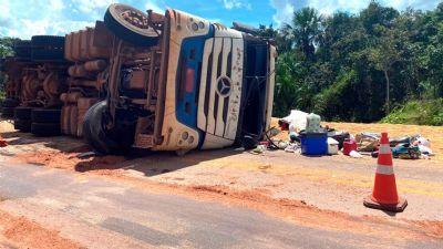 SEM DIREÇÃO ​Carreta carregada com soja tomba na MT-430 em Confresa e motorista fica ferido