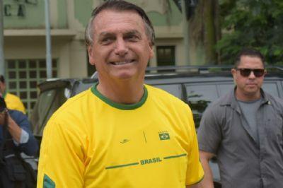 Bolsonaro chega em voo comercial e será recebido por Mendes