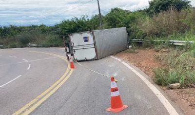 PERDEU O CONTROLE: Caminhão em alta velocidade tomba na BR-158 próximo à Vila Rica (MT) e motorista sofre fraturas