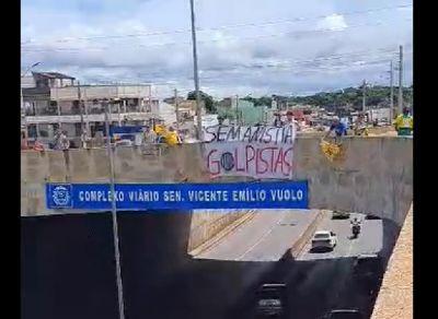 PROTESTO: Manifestantes protestam contra ex-presidente Jair Bolsonaro durante sua visita em Cuiabá