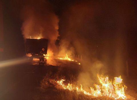 Carreta carregada com milho pega fogo em Confresa (MT) enquanto motorista dirigia