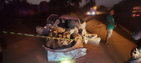 Motorista morre e passageiro fica gravemente ferido após colisão de carro com caminhão na BR-158