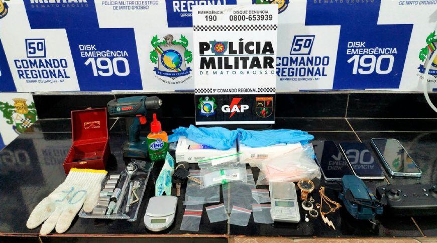 Polícia Militar prende dupla suspeita por tráfico, associação criminosa e roubo de joias