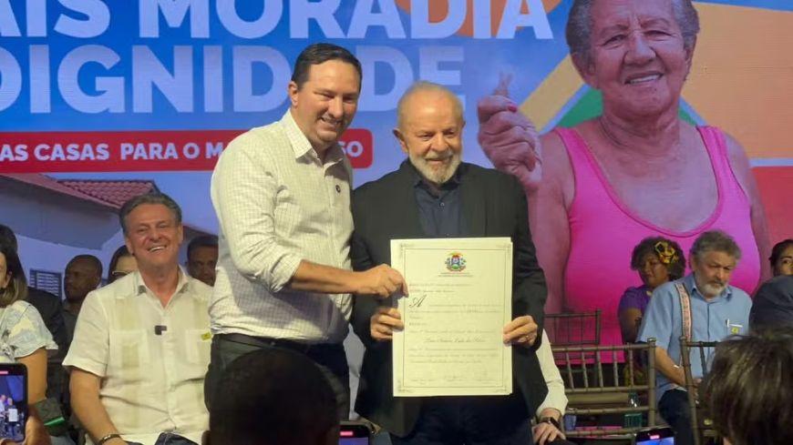 Lula recebe título de cidadão mato-grossense durante visita para entrega de mais de mil casas em Várzea Grande (MT)