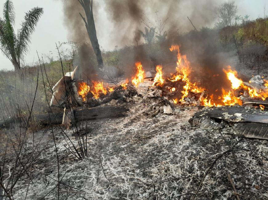 VÍDEO: avião de pequeno porte cai e deixa 5 mortos em um zona rural em MT