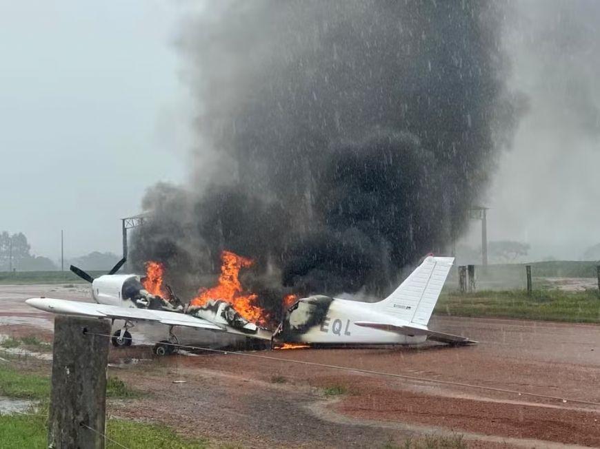 Avião sem autorização para voo faz pouso forçado e é incendiado em fazenda de MT