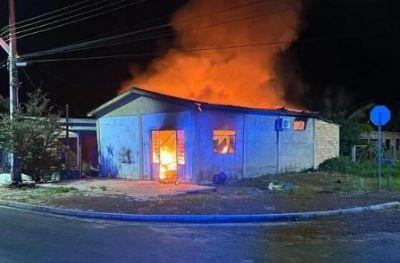 Casa é incendiada em Canarana (MT) após uso de produto contra pernilongo