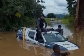 Carro da PM fica submerso ao tentar ajudar moradores ilhados após temporal